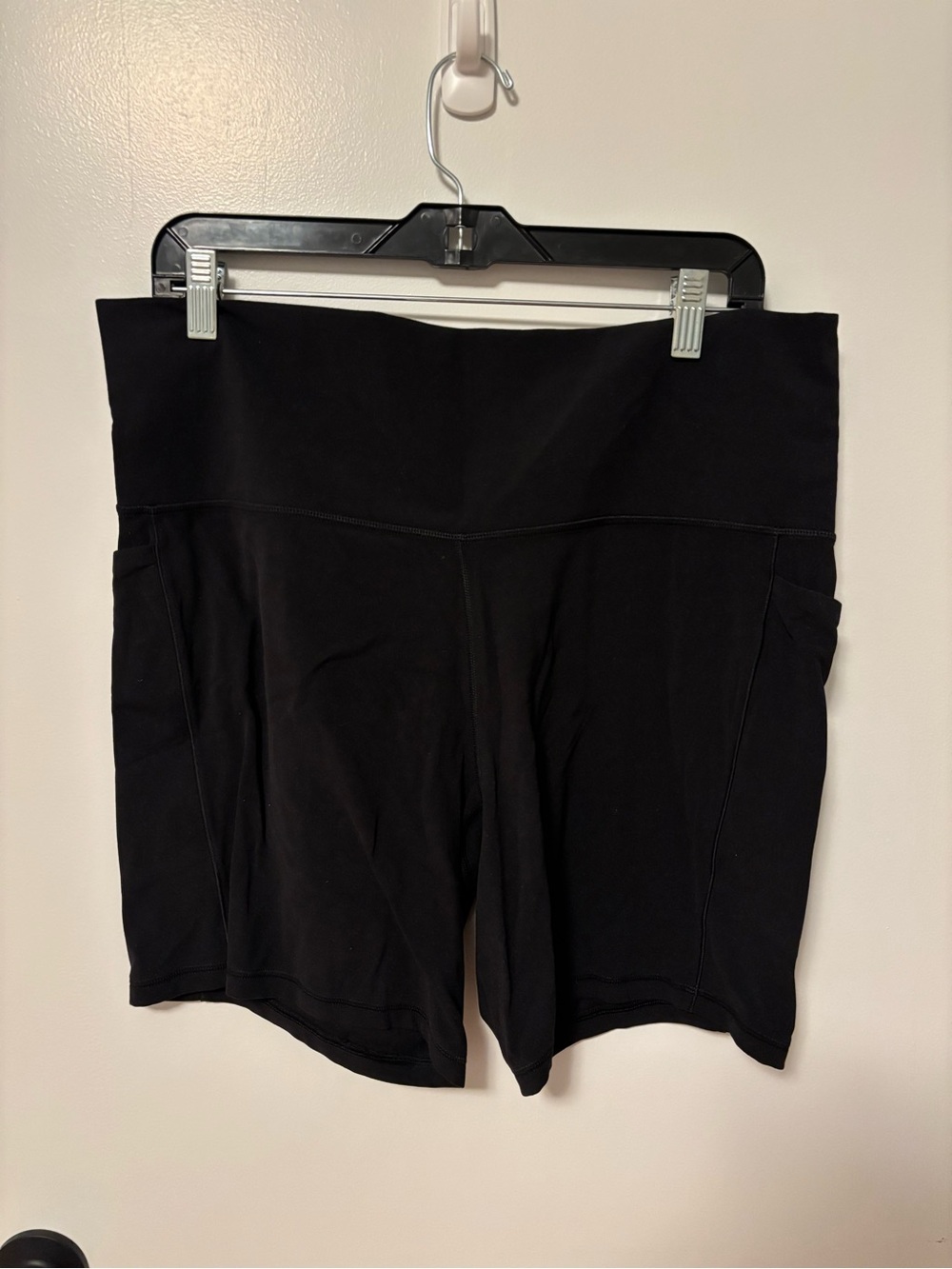 Athleta Black Salutation Stash 7" Shorts